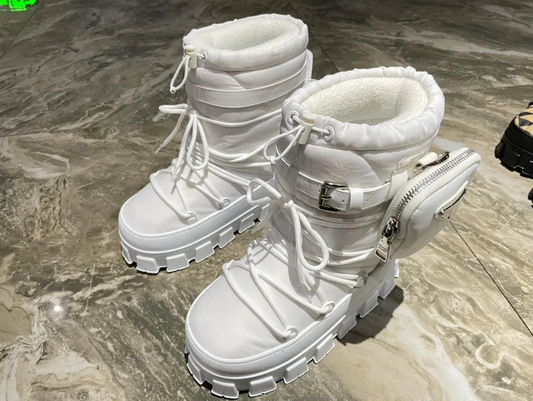 👟👟Ex-factory price 760👟👟 The highest version on the market, Prada's king style, snow boots, ski boots, fat and cute, so cute →_→ From the Prada limited series, unique. Shiny nylon Oblique upper with criss-cross straps for an ideal fit. The boots are made of technical fabric and have a short-cut version. They can be worn in the city or in the mountains. They make the calves slimmer, taller, warmer and have a concave shape. The boots and soles use the original waterproof effect. The size is 35-40. 41Customized
